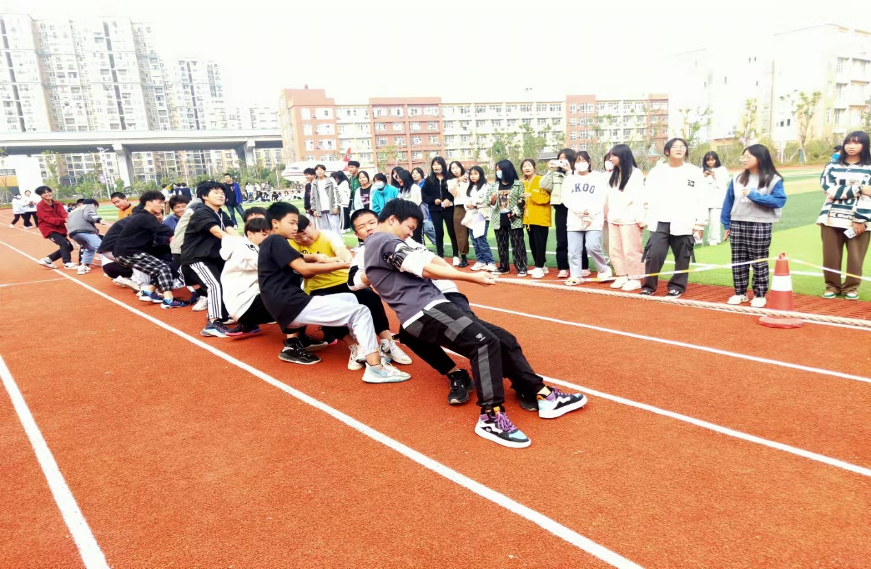 心的凝聚  力的较量——我校举行第一届“阳光运动 增强体质”学生拔河友谊赛