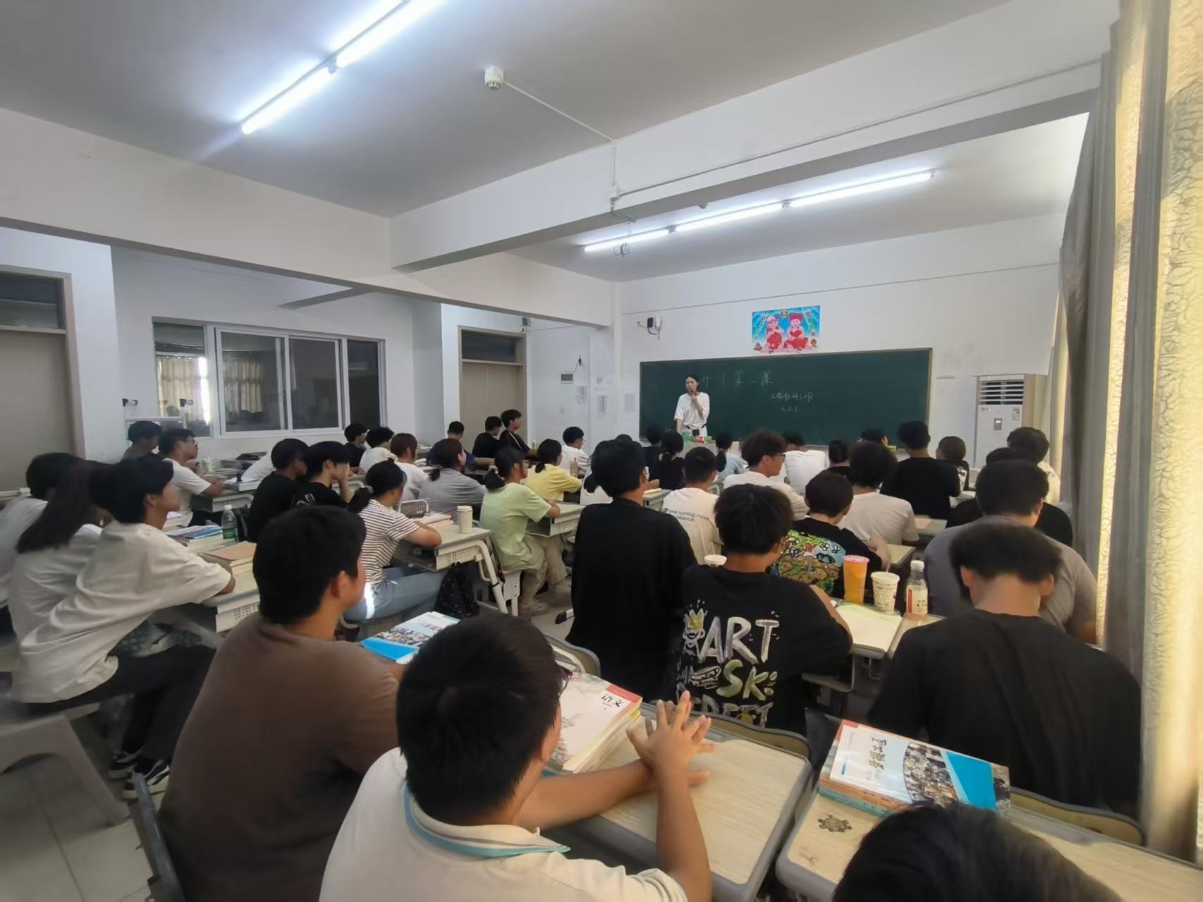凝心聚力启新程 | 我校开展“开学第一课”主题班会活动